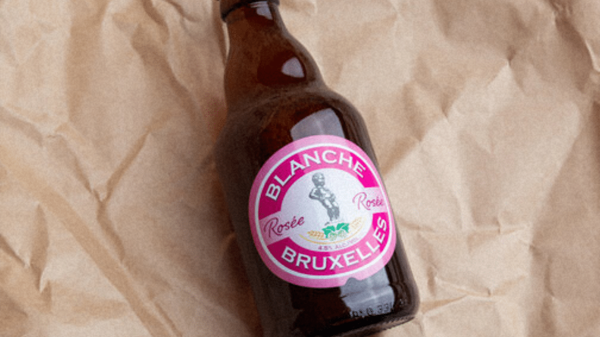 La bière Blanche de Bruxelles Rosée : une savoureuse explosion de saveurs et de couleur