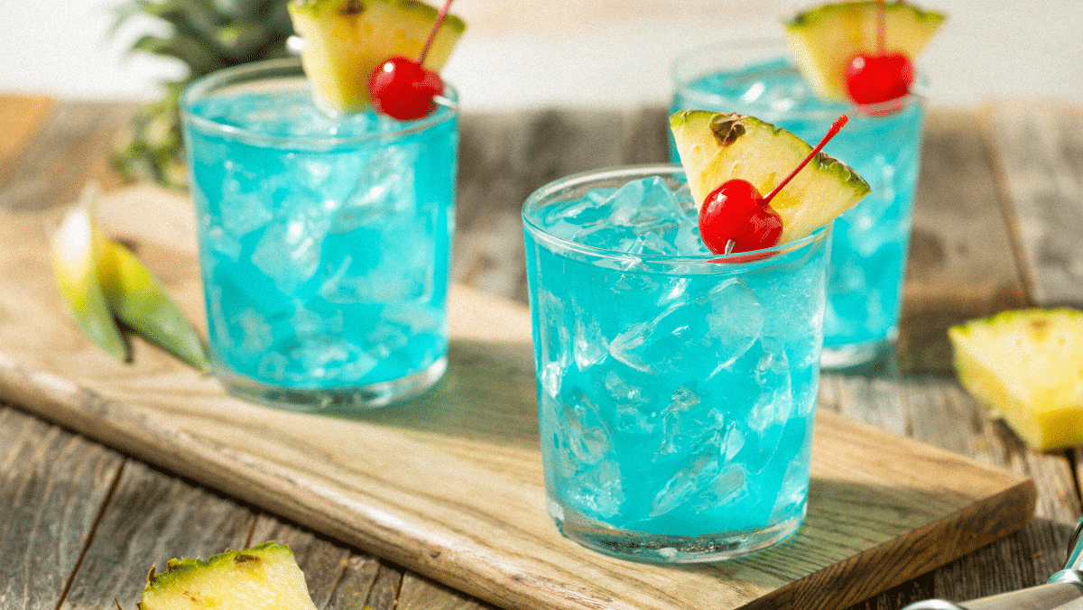 Découvrez le cocktail exotique Blue Hawaiian et ses secrets