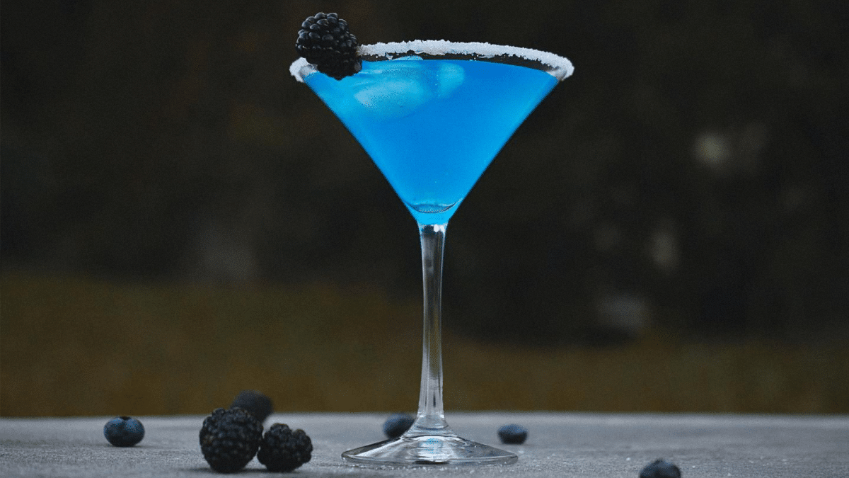 Le mystère du cocktail bleu : l'histoire et les meilleures recettes