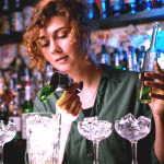 Les secrets du monde fascinant des barmen : cocktails, mixologie, flair bartending