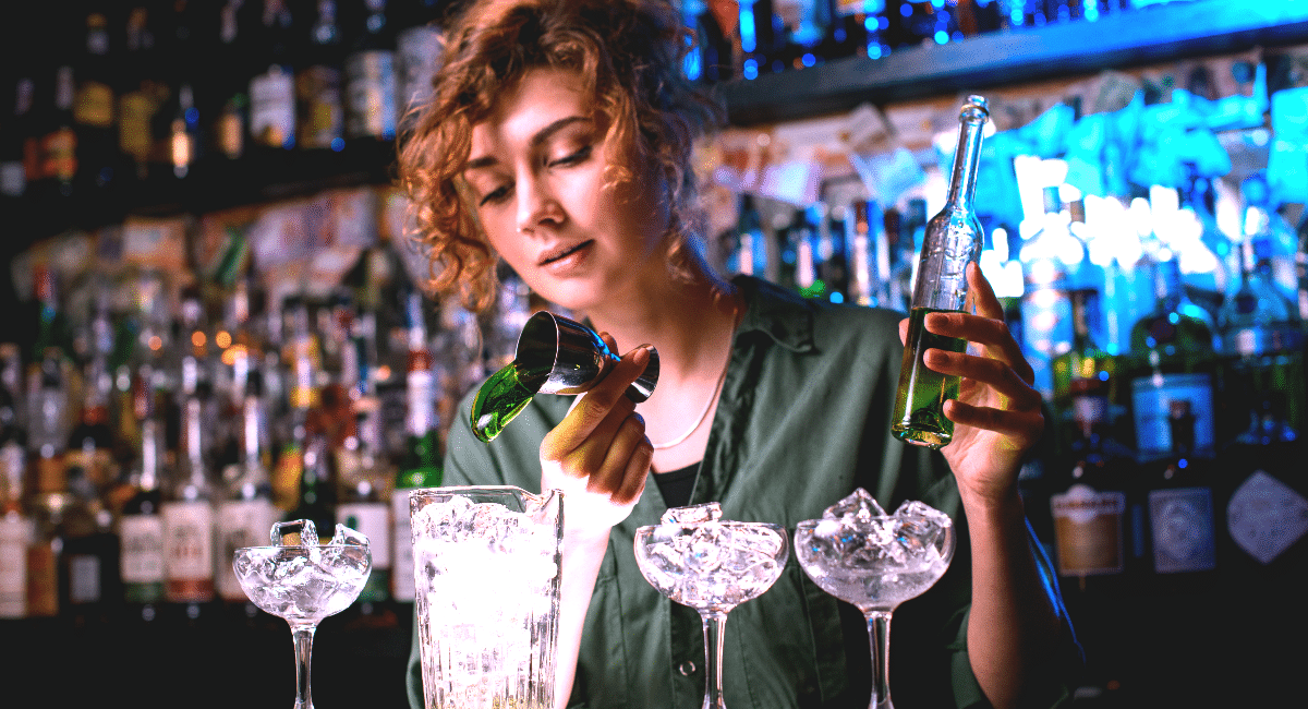 Les secrets du monde fascinant des barmen : cocktails, mixologie, flair bartending