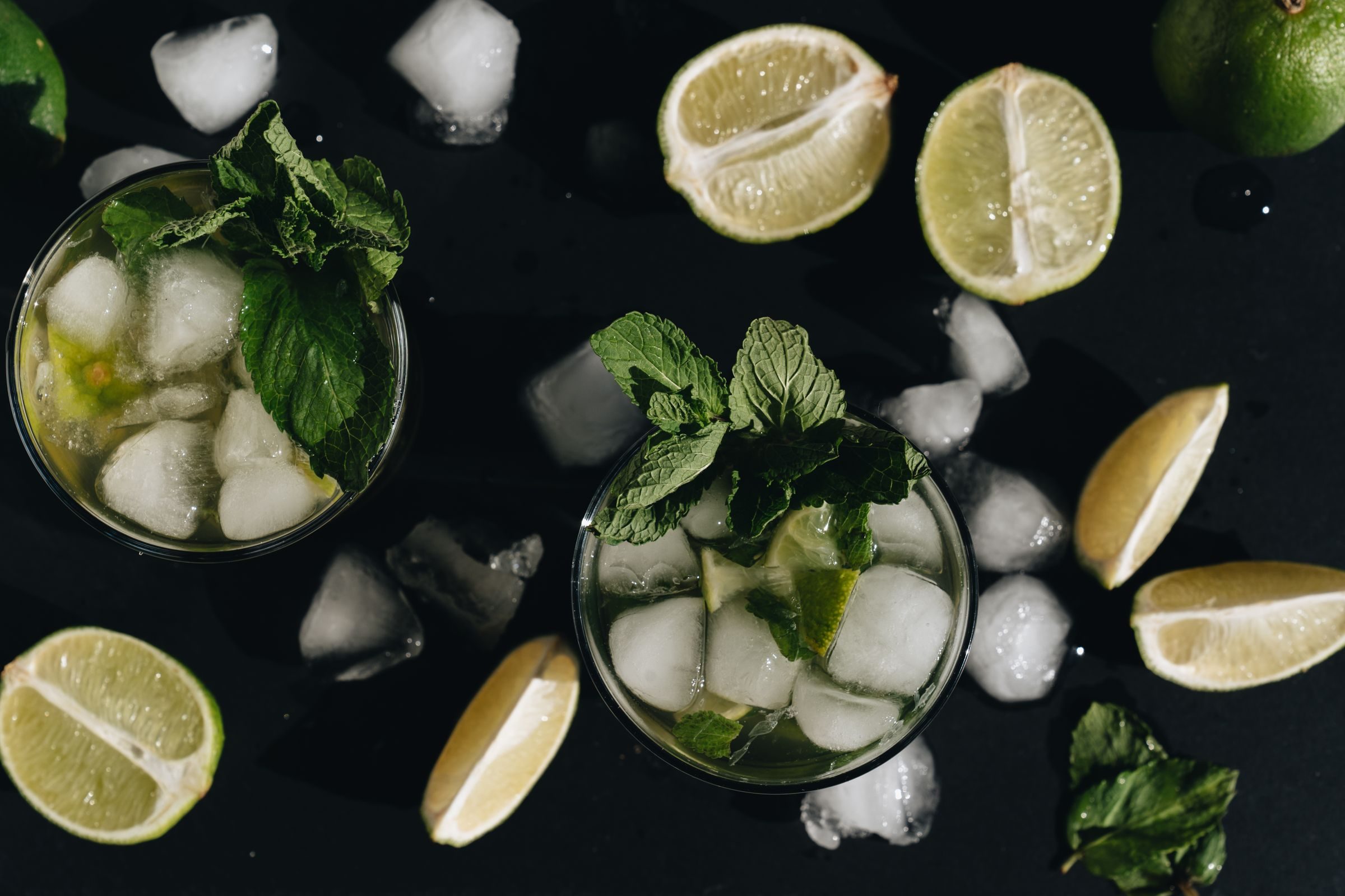 Citrons verts, menthe et ingrédients pour cocktails