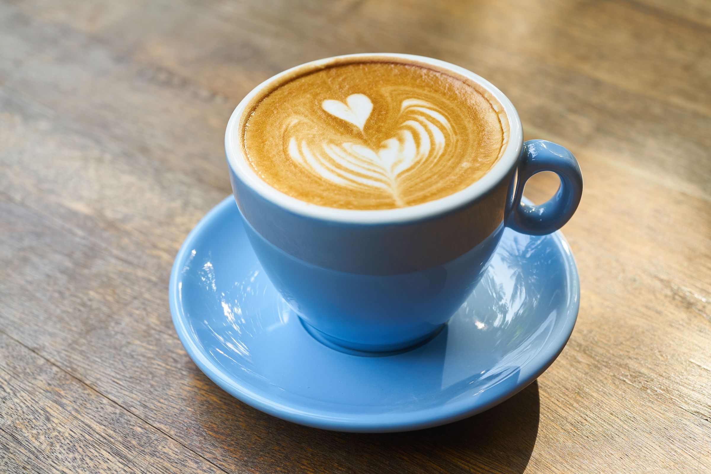 Barista qui prépare un café