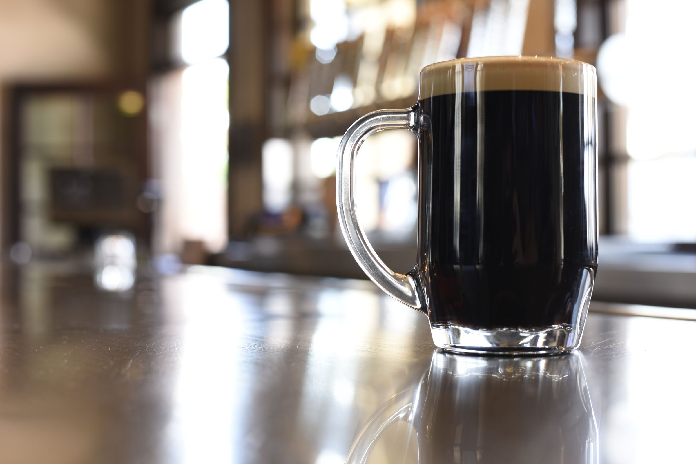 Chope de bière brune sur un comptoir