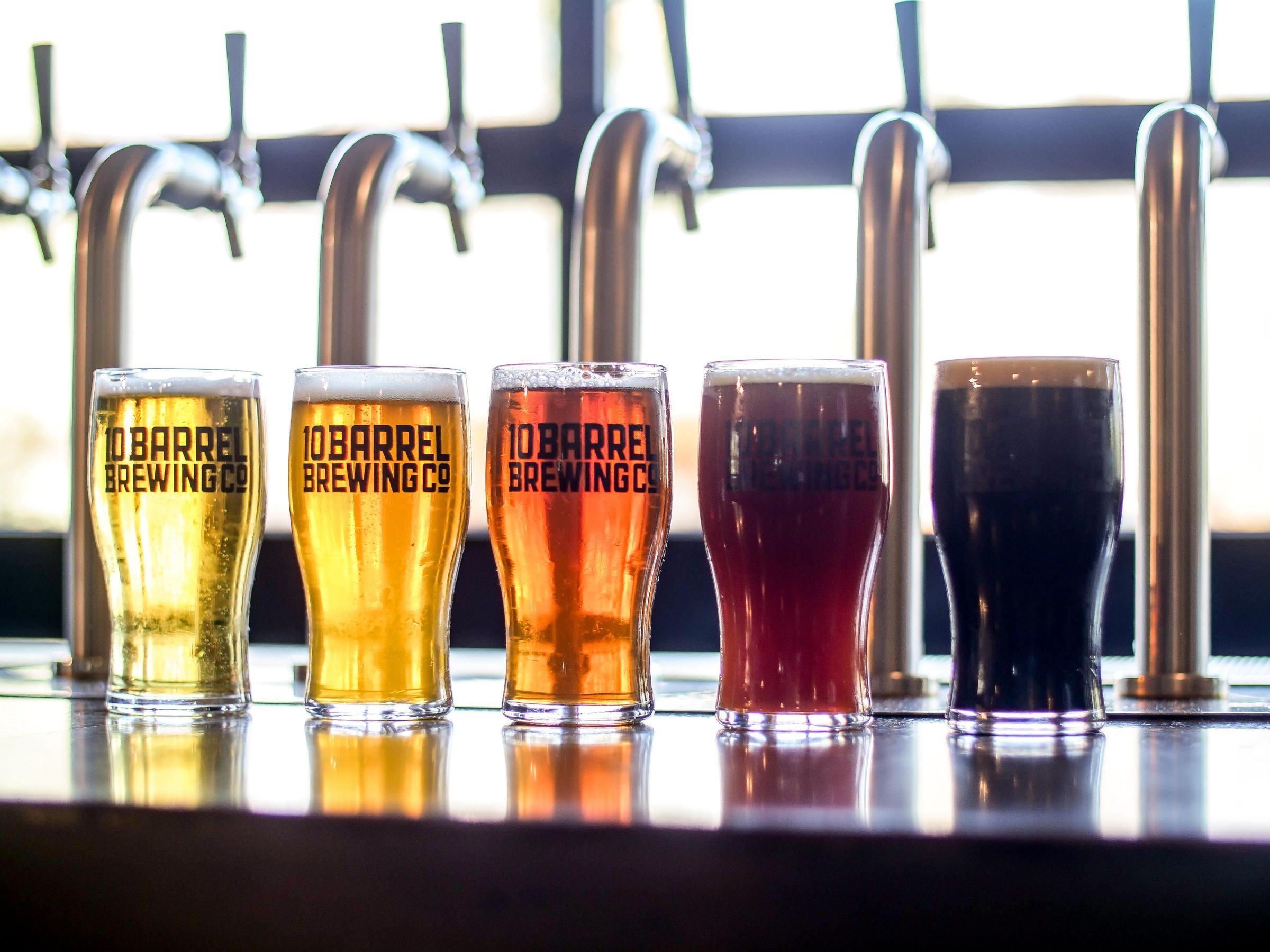 Verres de bières de différentes couleurs