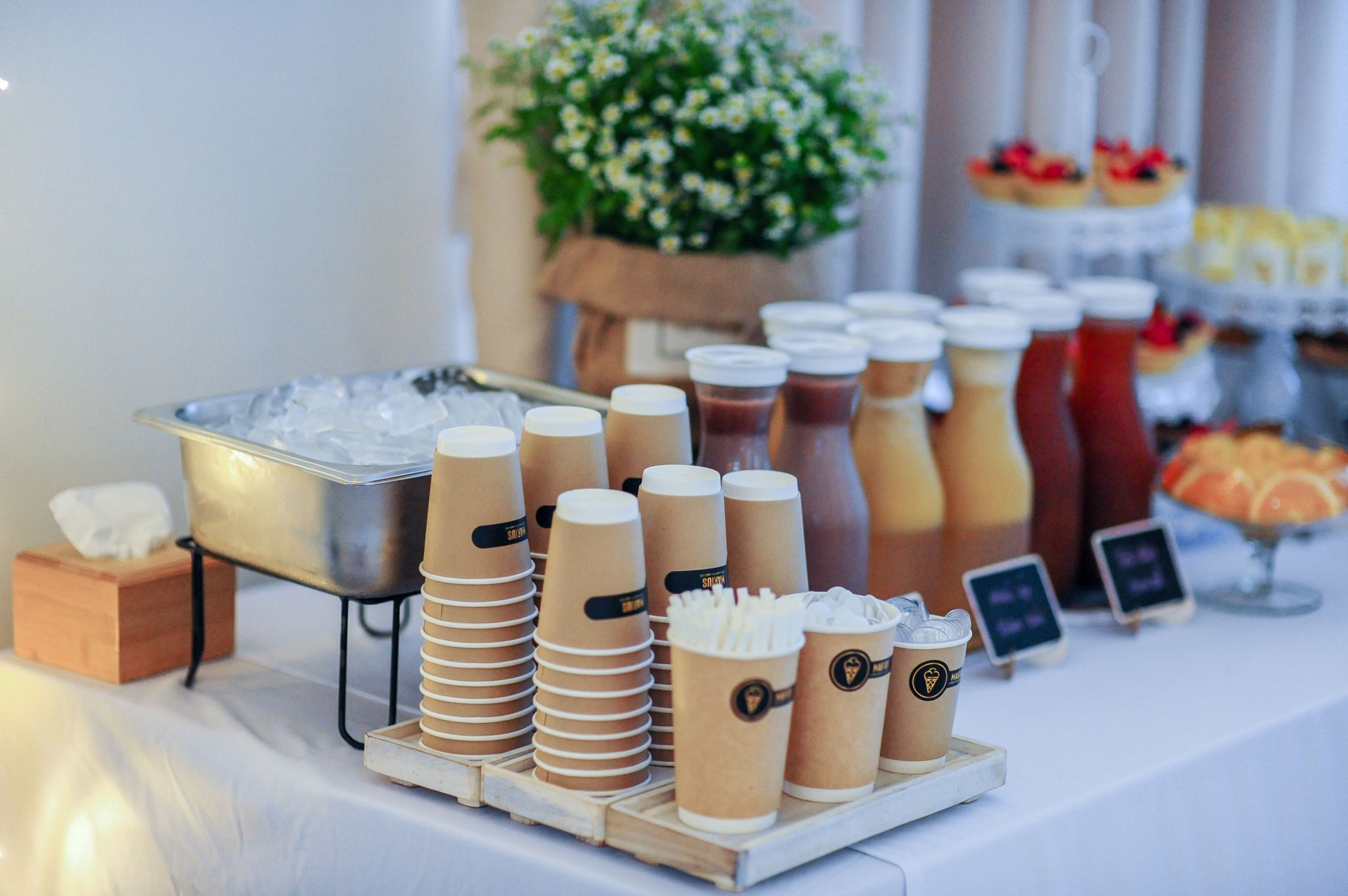 Boissons variées sur une table