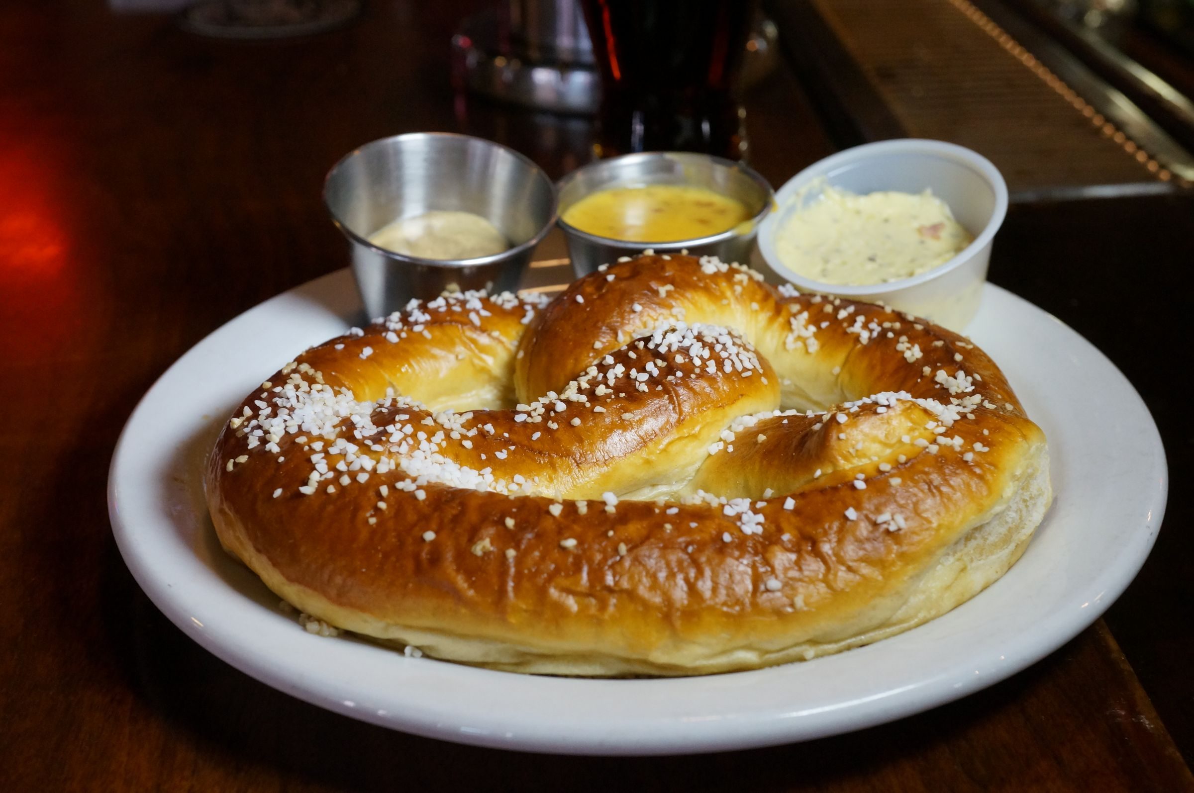 Bretzel bavarois servi avec des sauces