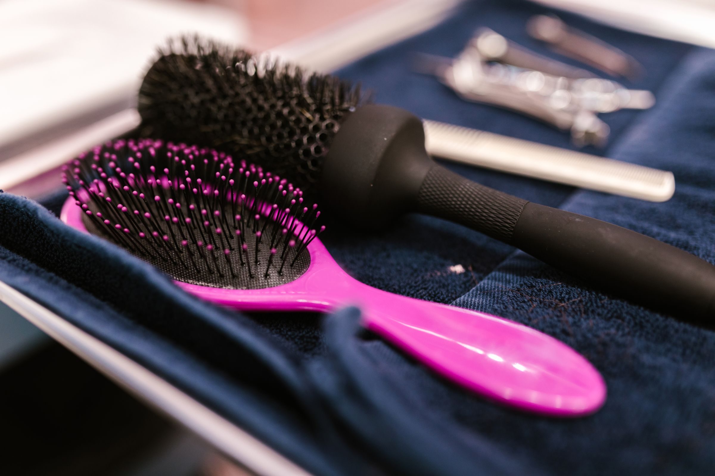 Brosses à cheveux posées sur un tissu