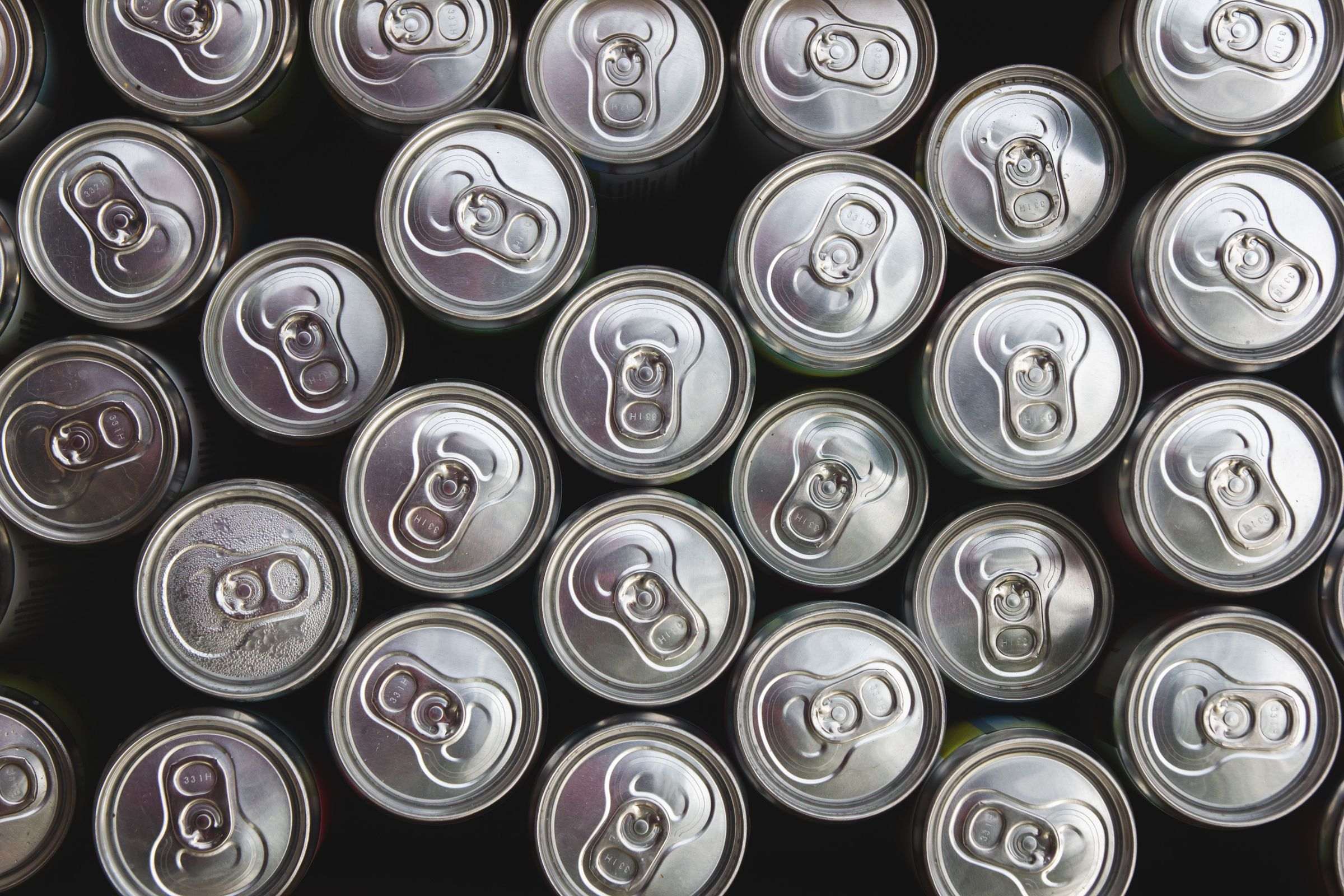 Canettes de bière vues de dessus