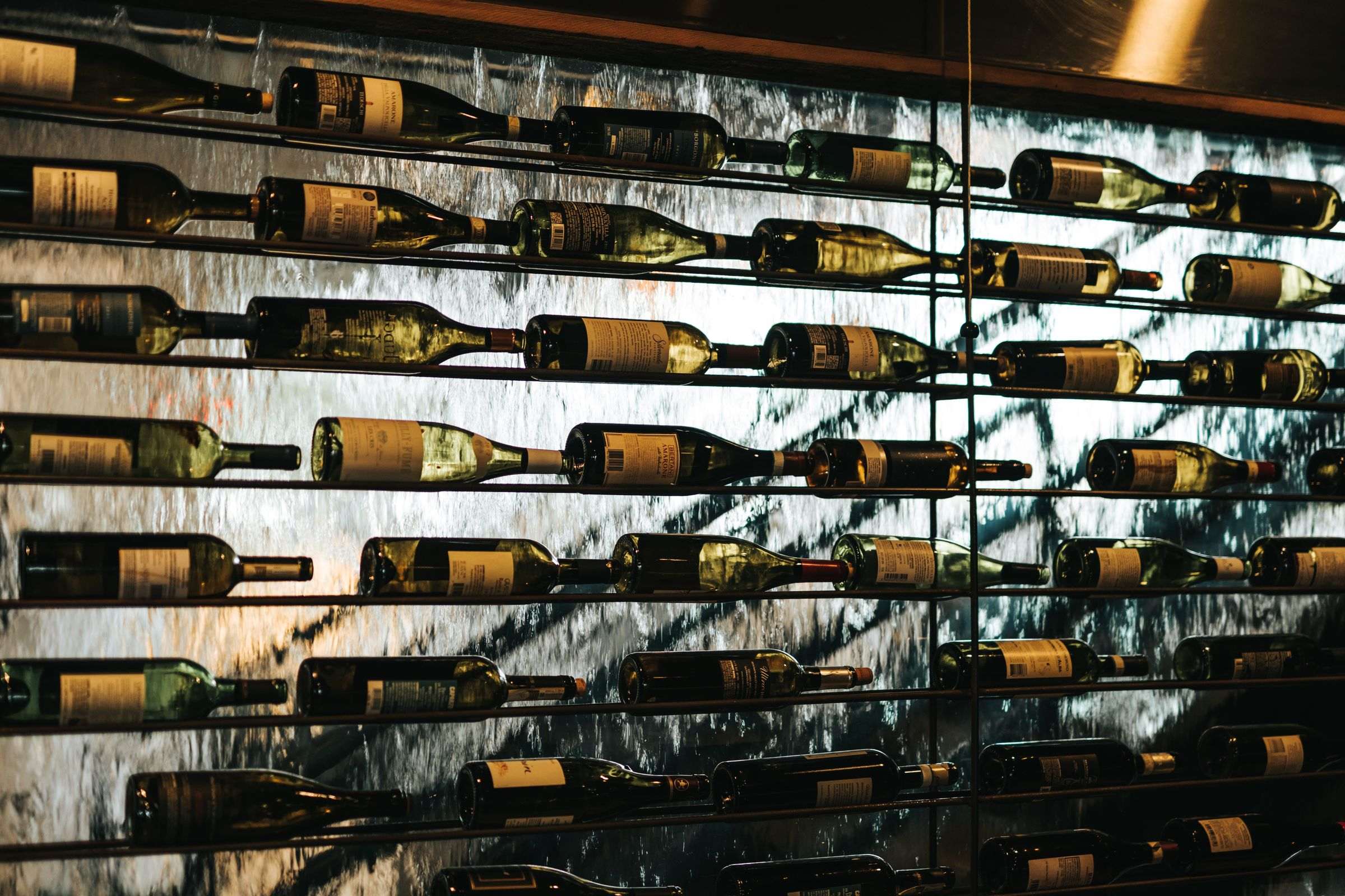 Cave à vin : Quelles sont les caractéristiques d’une cave à vin de service ?