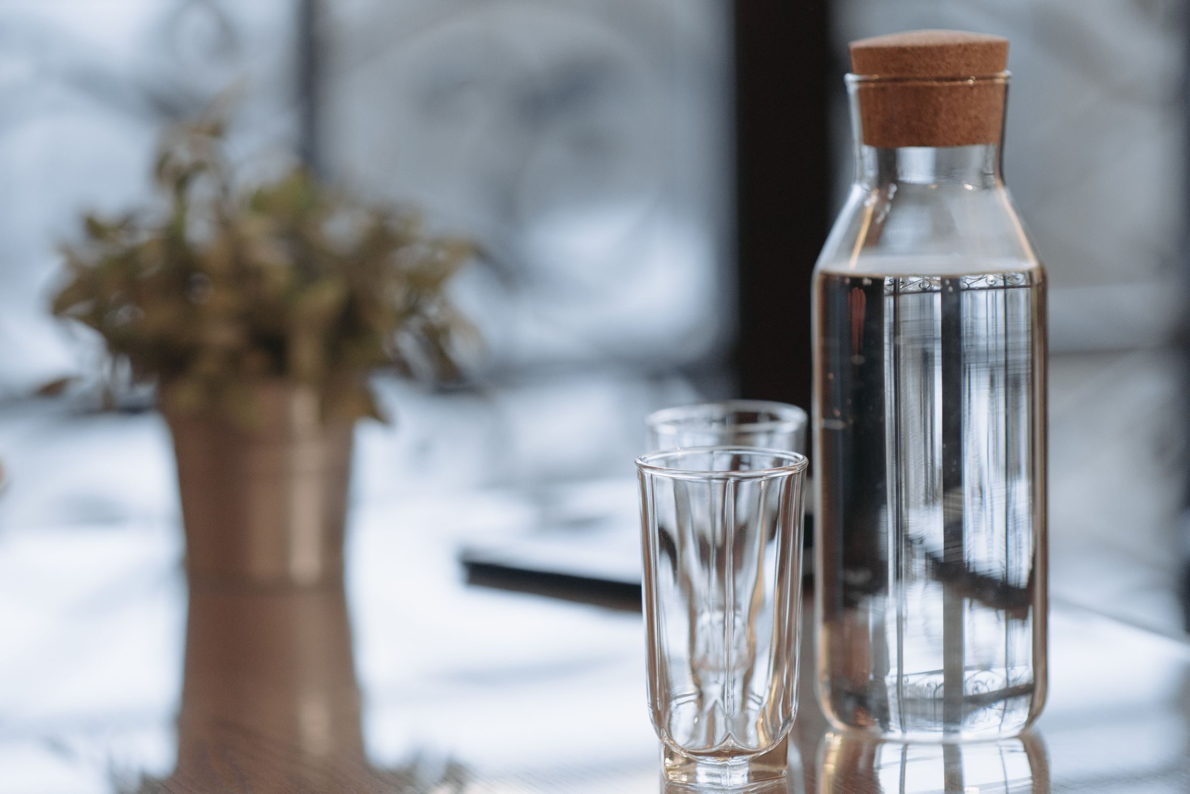 Carafe d’eau et verre sur une table