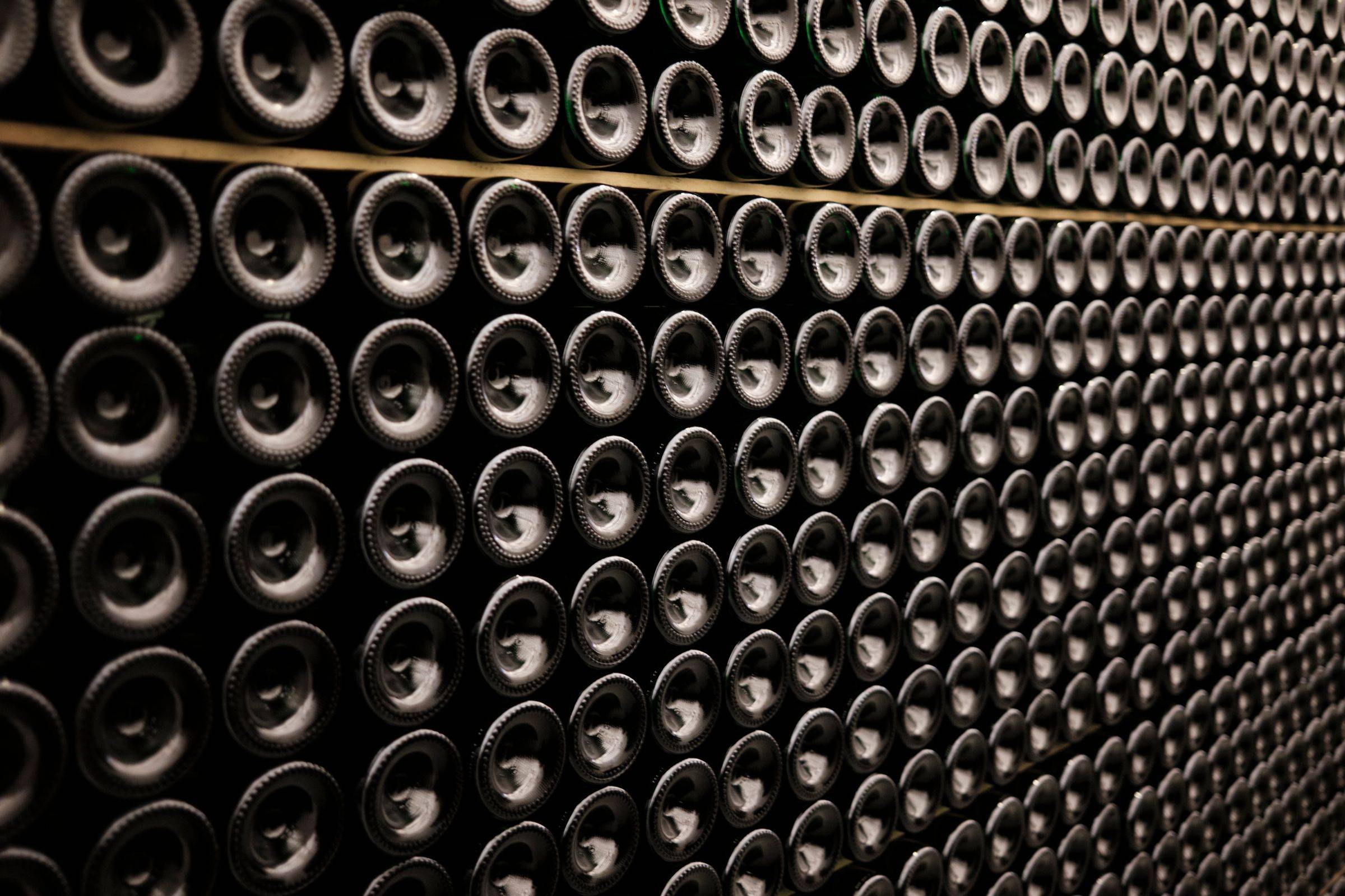 Bouteilles de vin couchées dans une cave