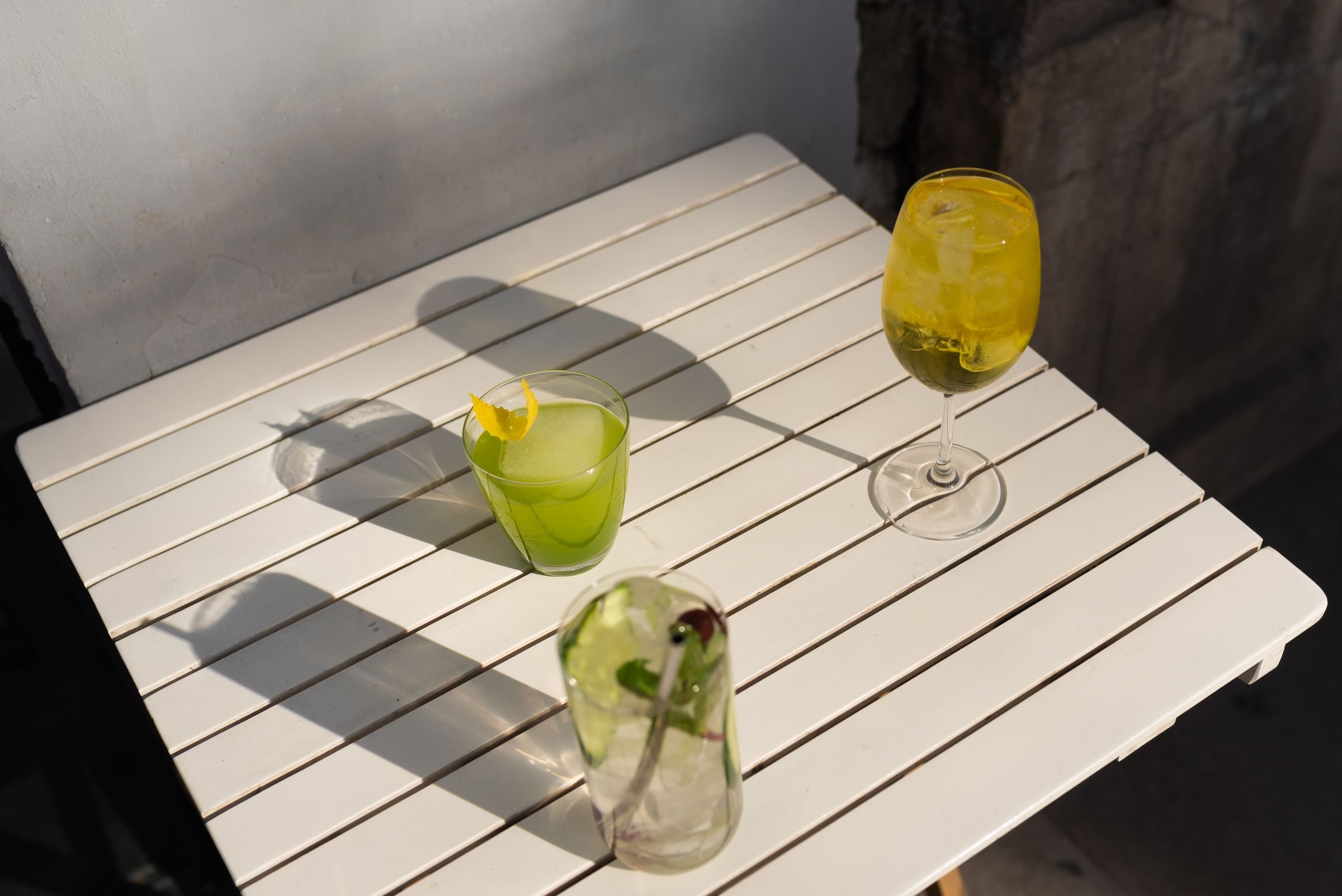 Cocktails d’été servis sur une table de jardin