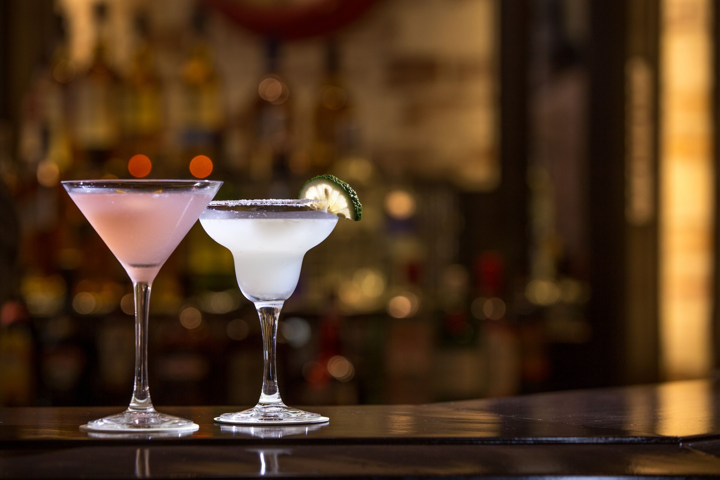 Deux cocktails servis sur un comptoir de bar