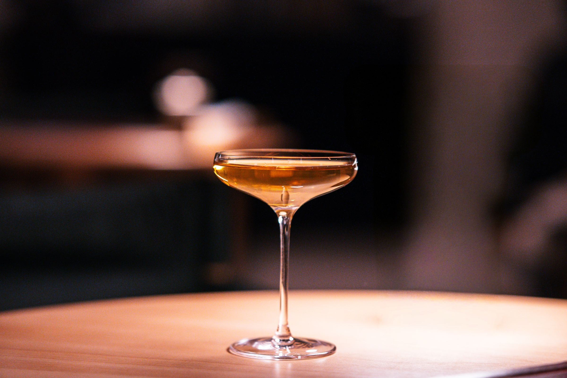 Cocktail servi dans un verre à pied