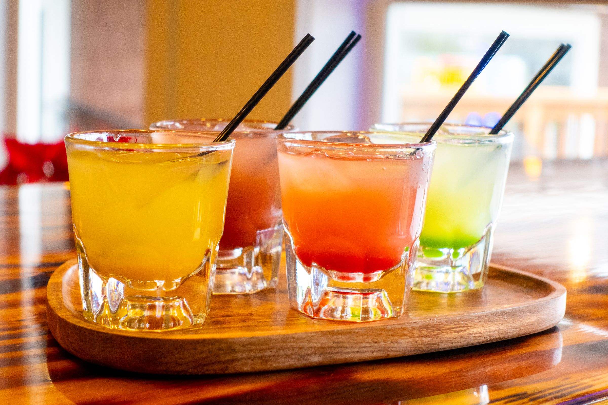 Cocktails colorés servis sur un plateau