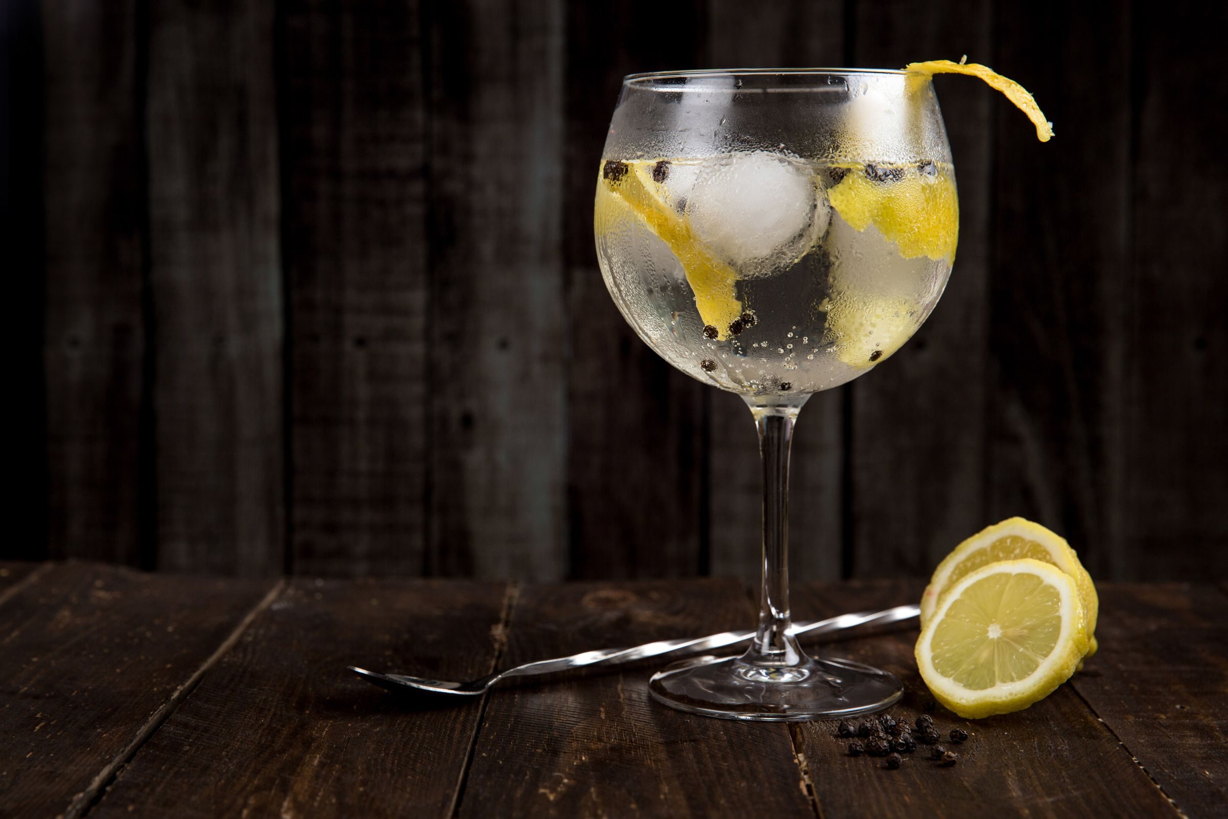 Verre de gin tonic au concombre