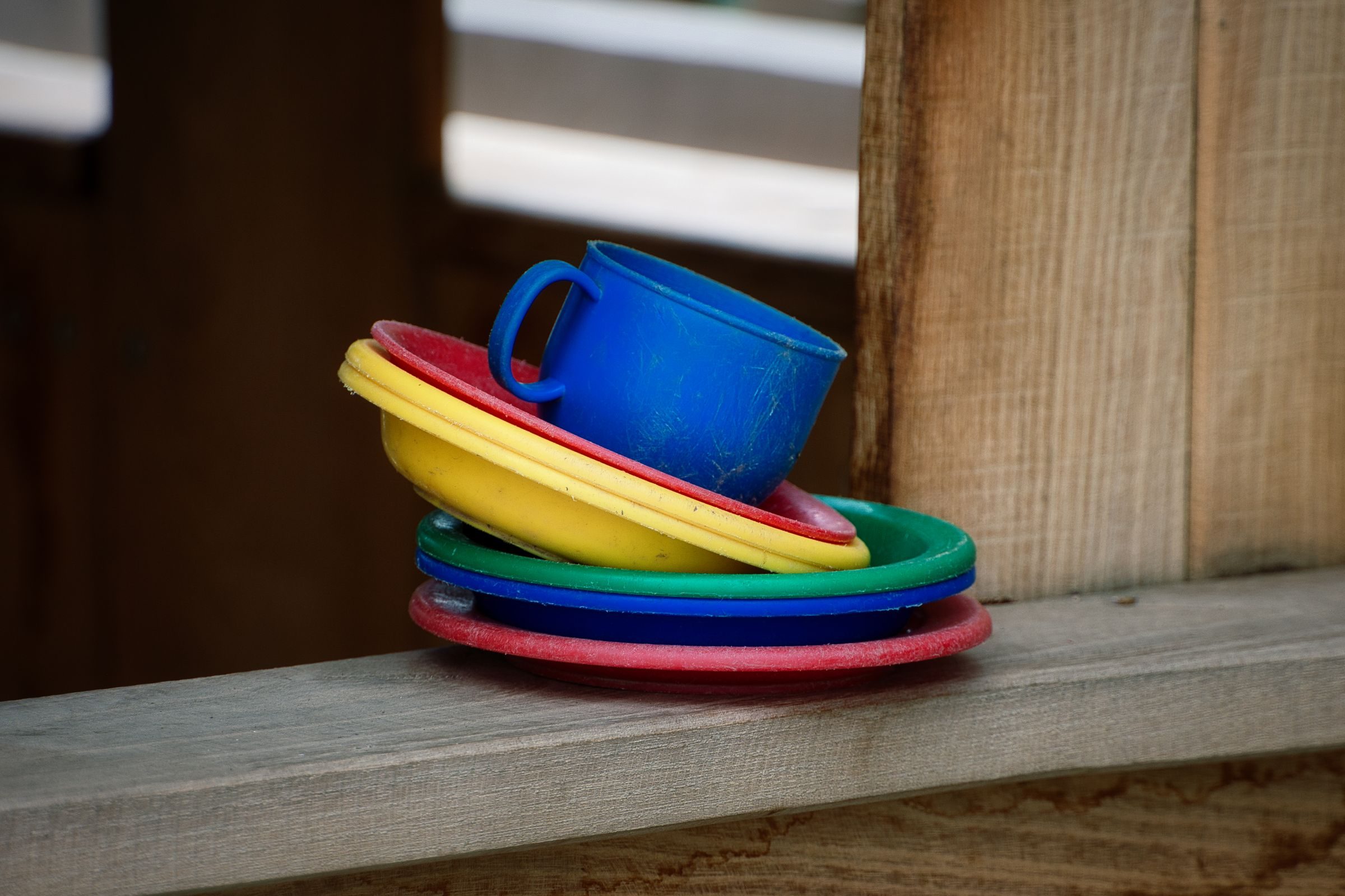 Gobelets et assiettes en plastique de couleur