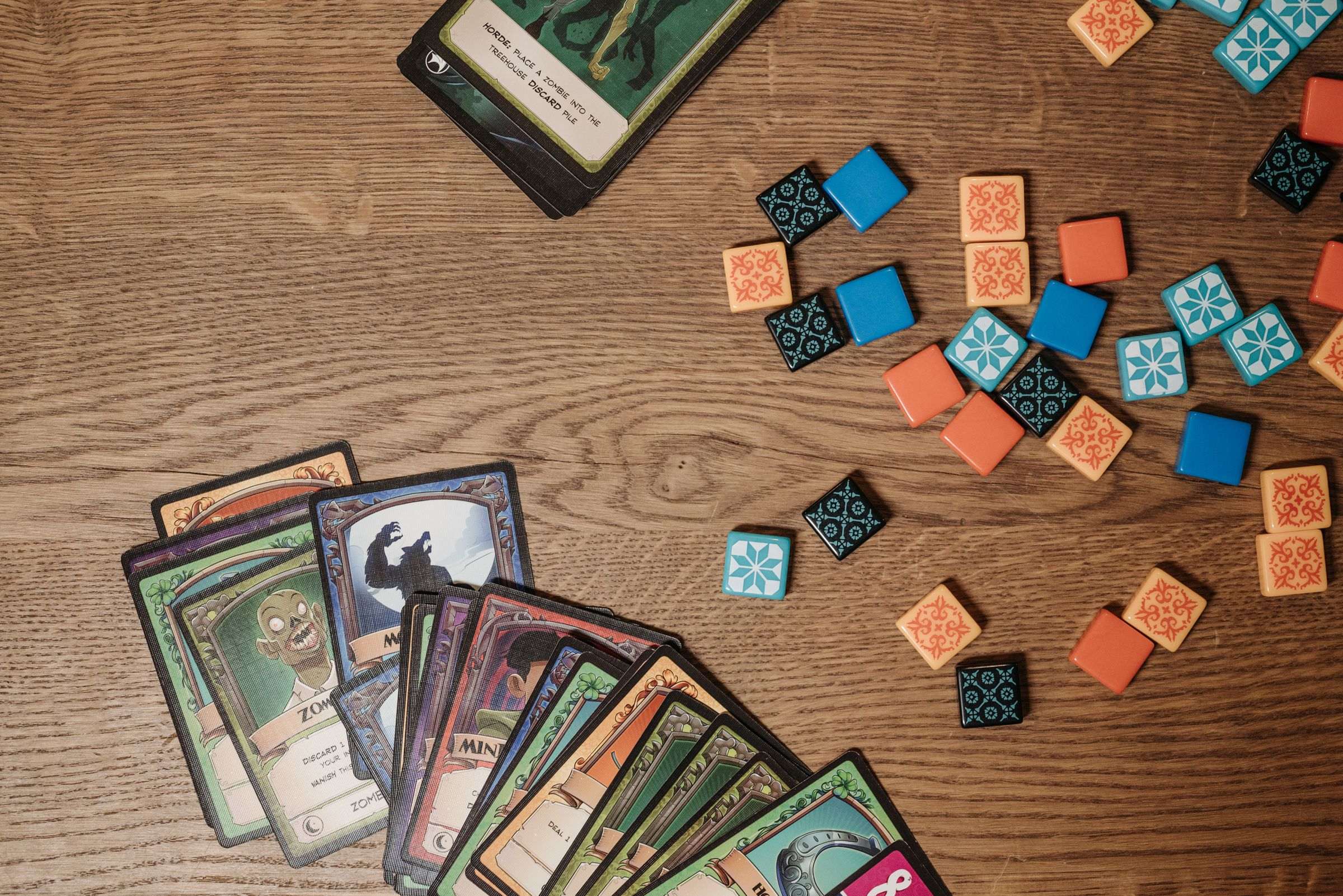 Cartes et jetons d’un jeu de société sur une table en bois