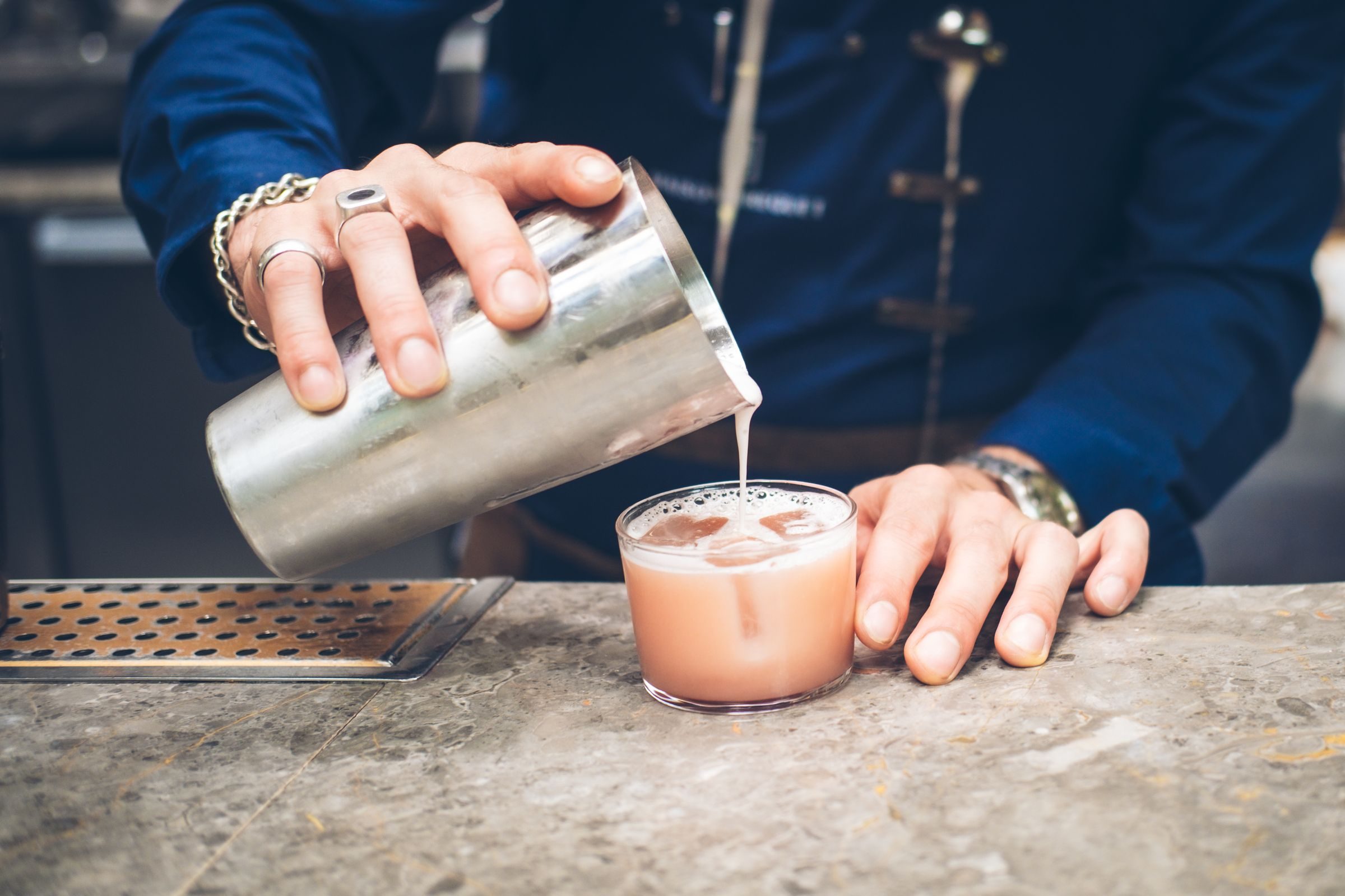 Barman qui prépare un cocktail au shaker