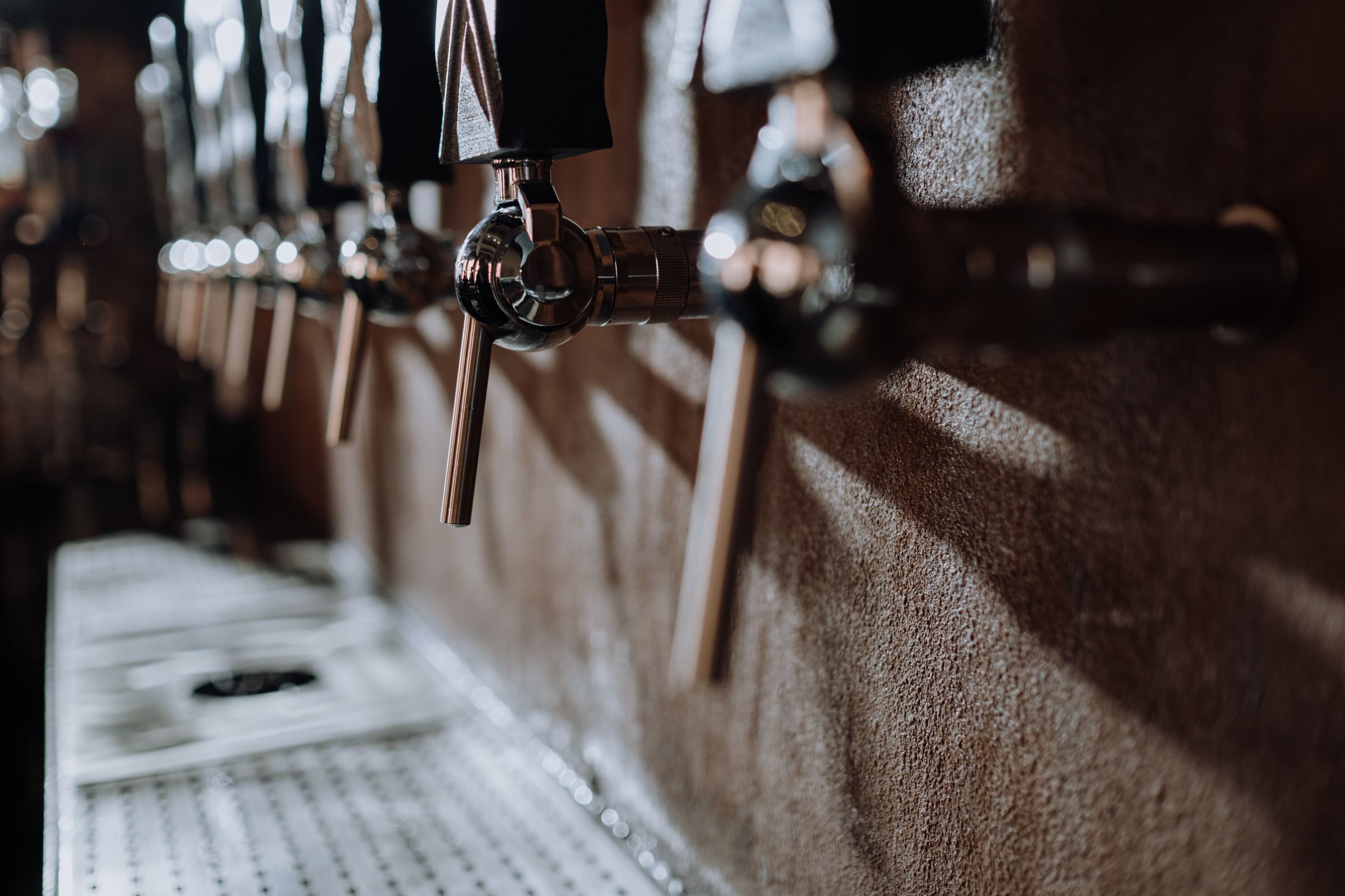 Rangée de robinets de tireuse à bière