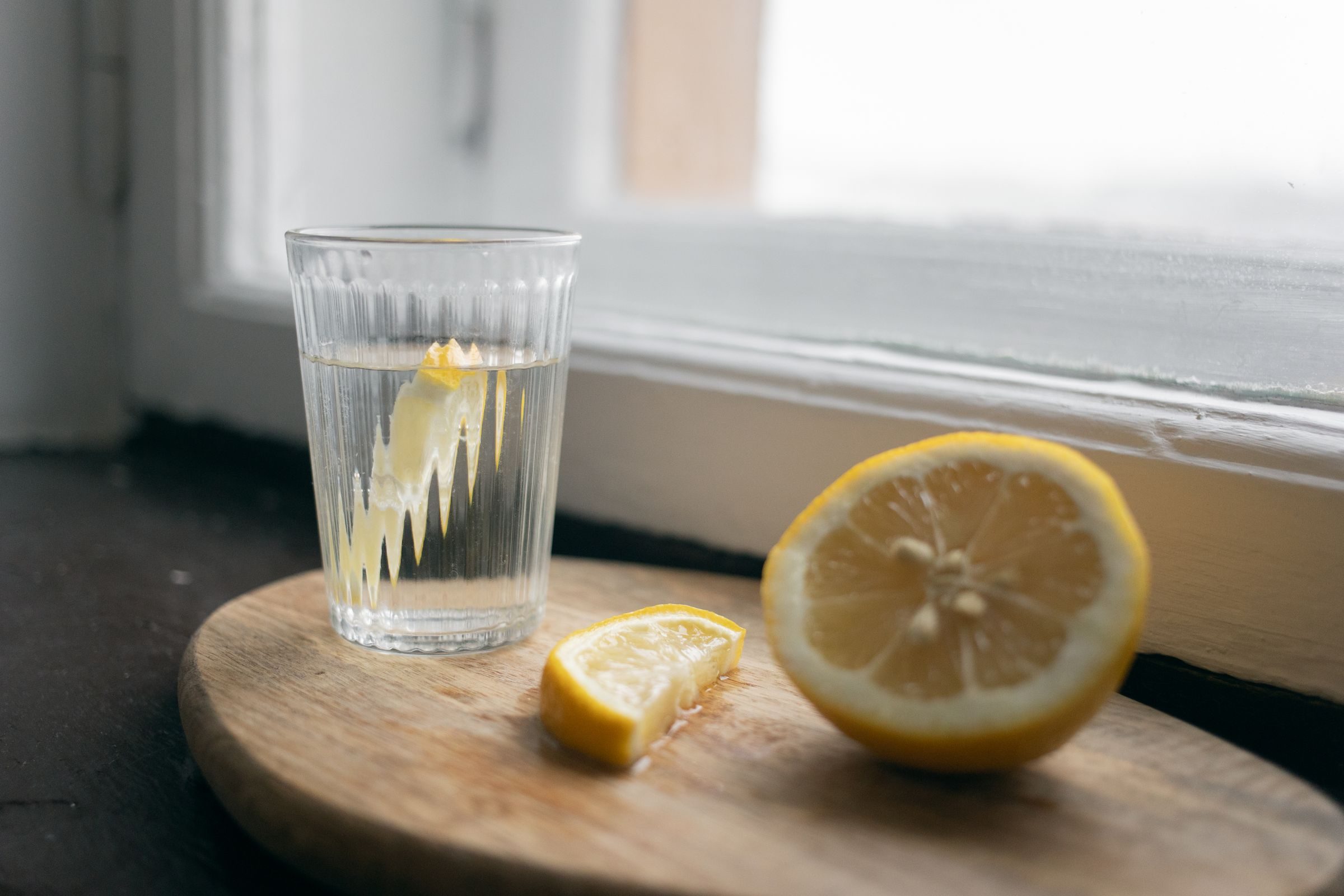 Verre d’eau et citron près d’une fenêtre