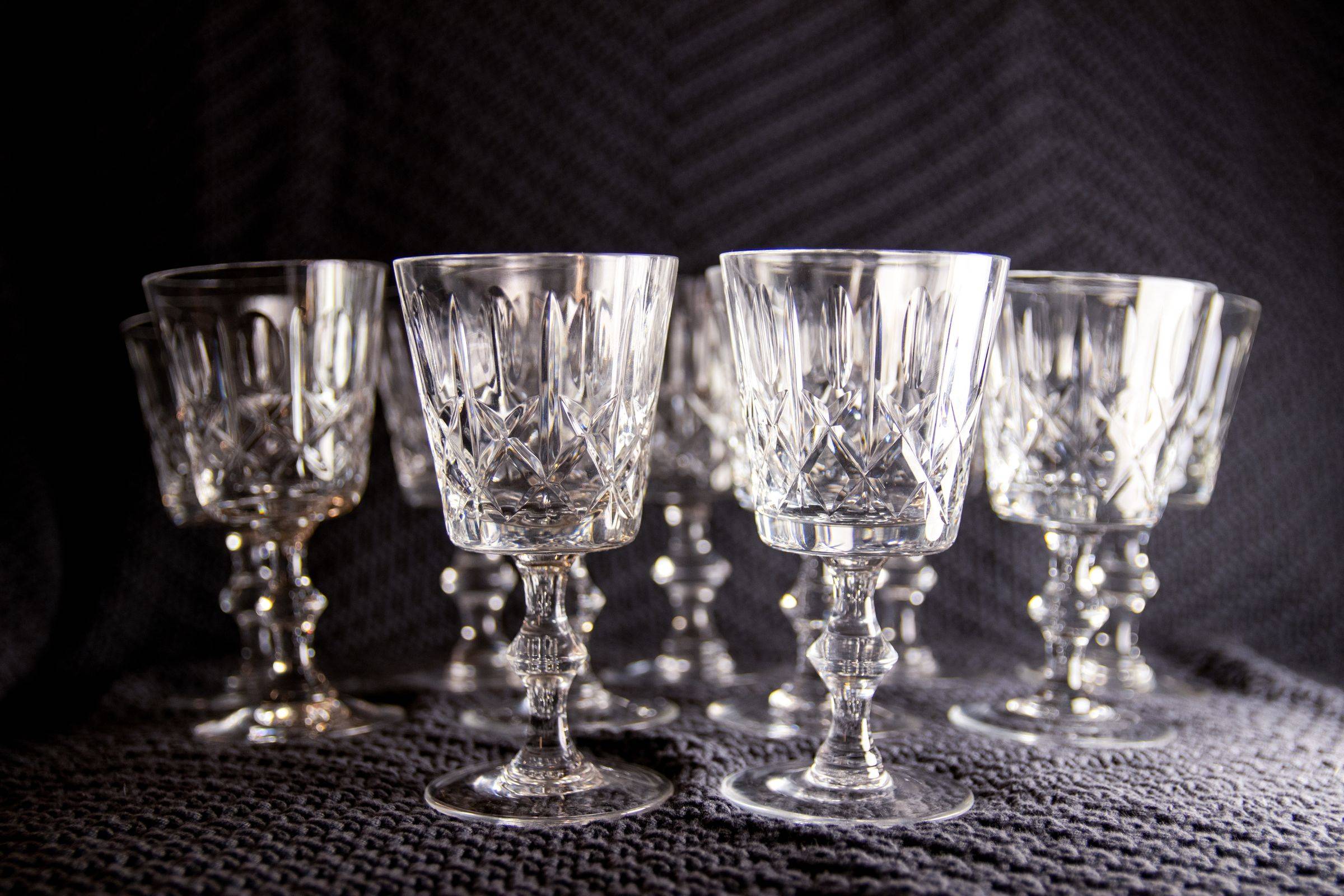 Verres à pied en cristal ciselé alignés