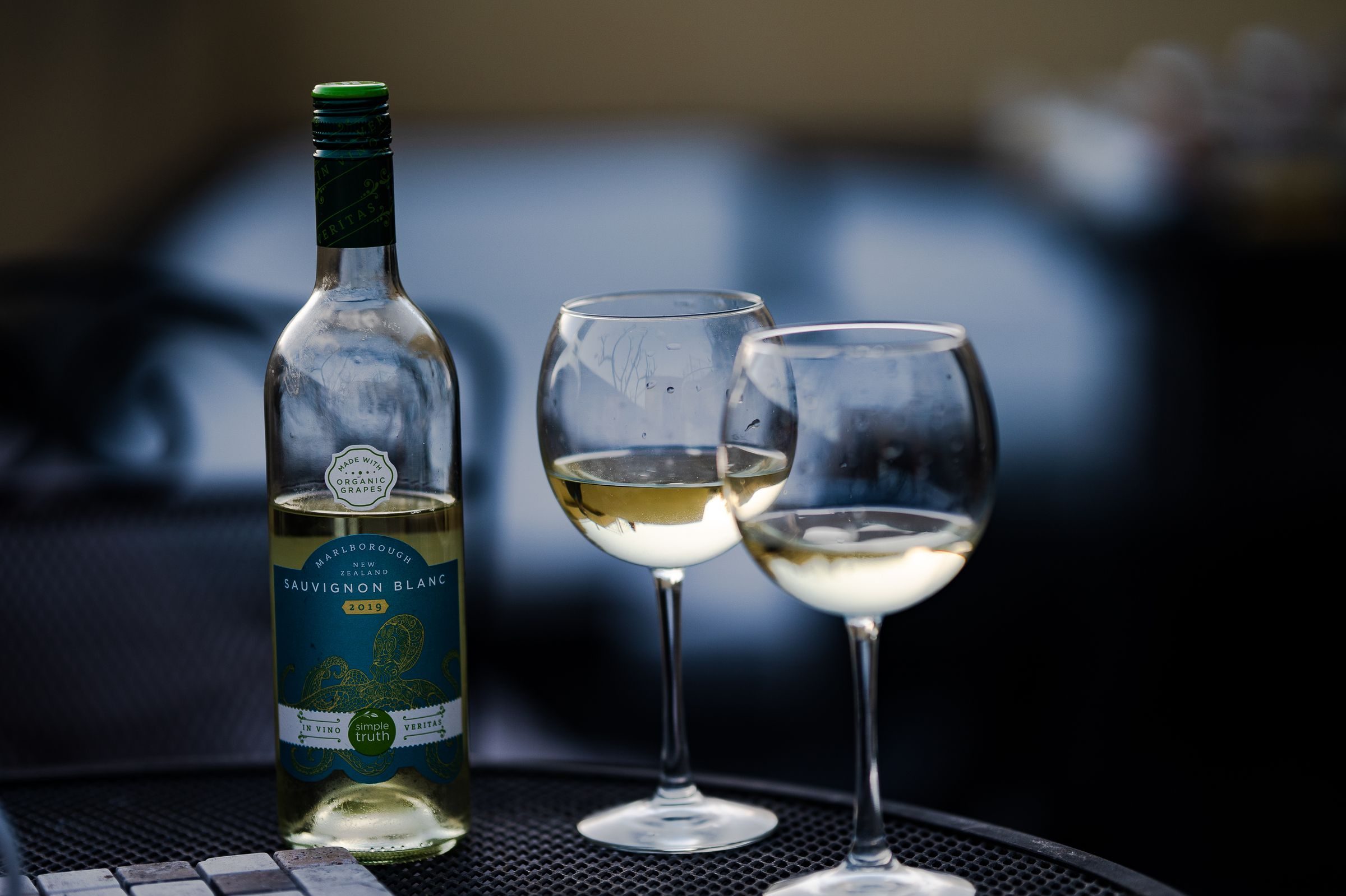 Bouteille de vin blanc et deux verres